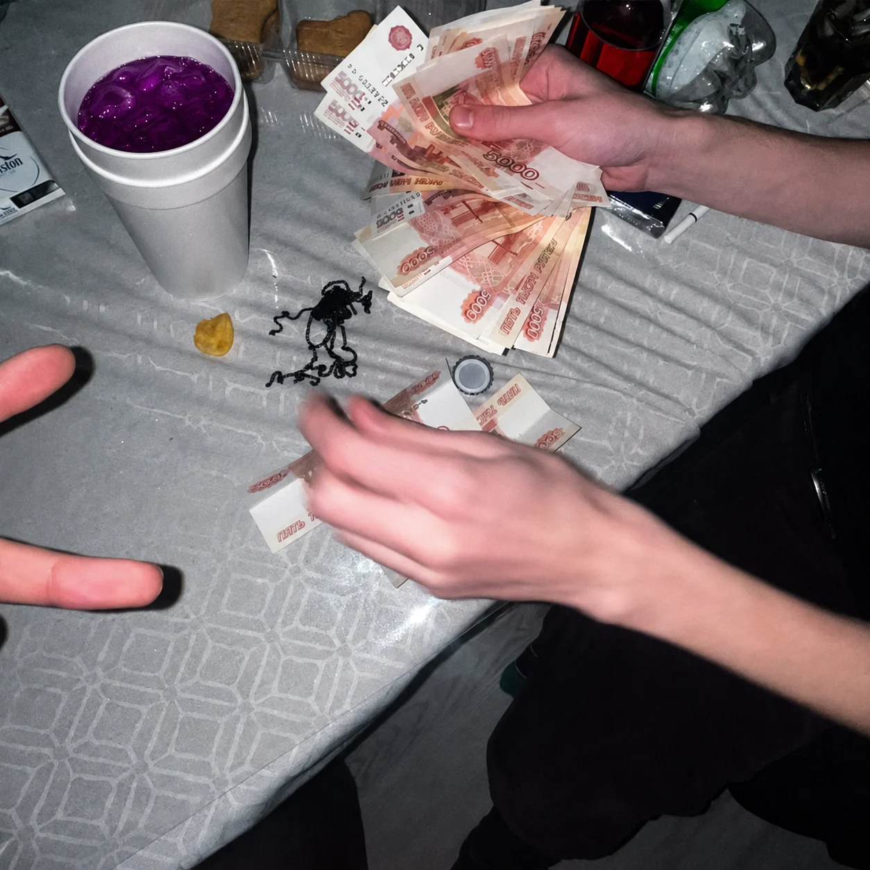 Стол с купюрами и напитком